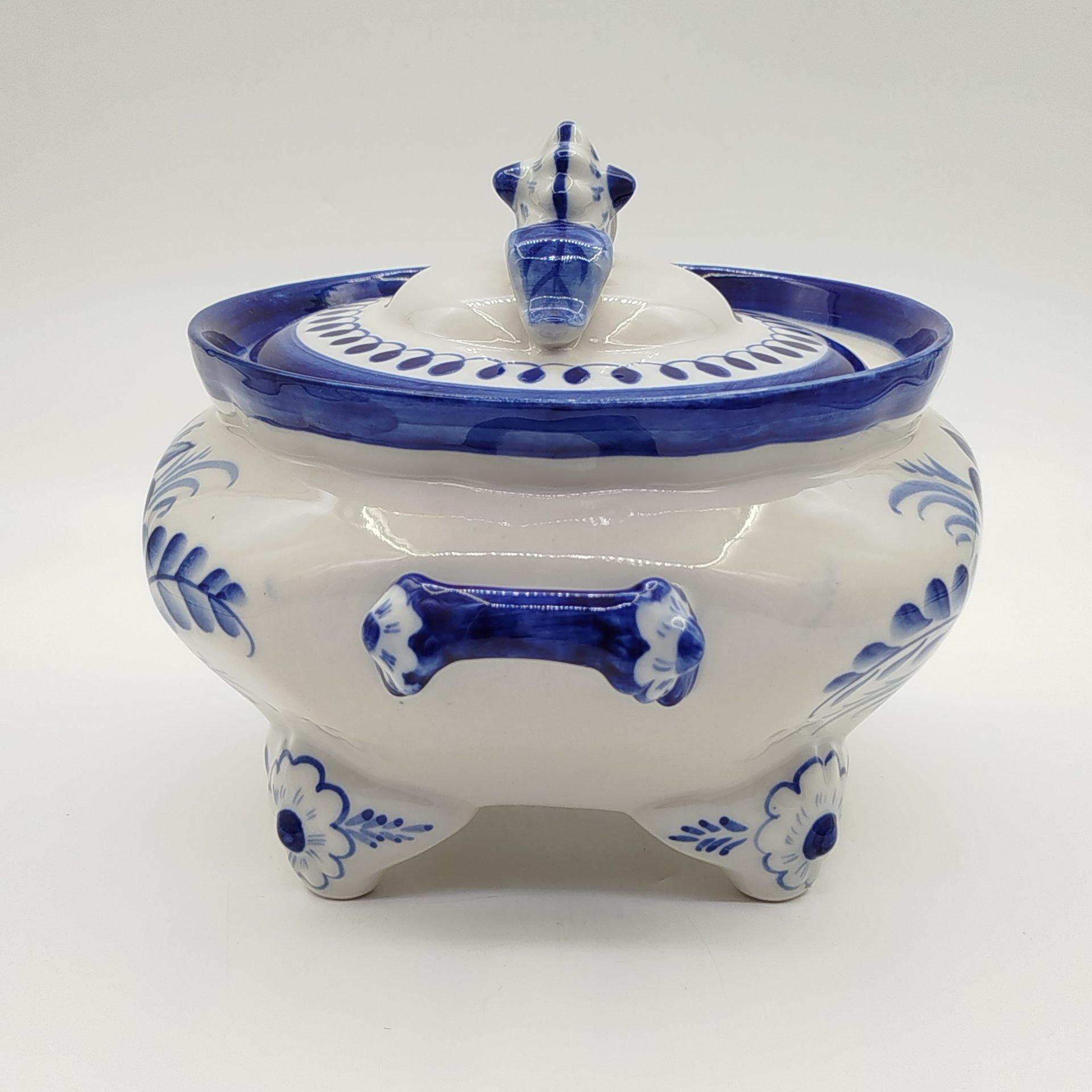 Супница с цветочным декором и фигурными ручками