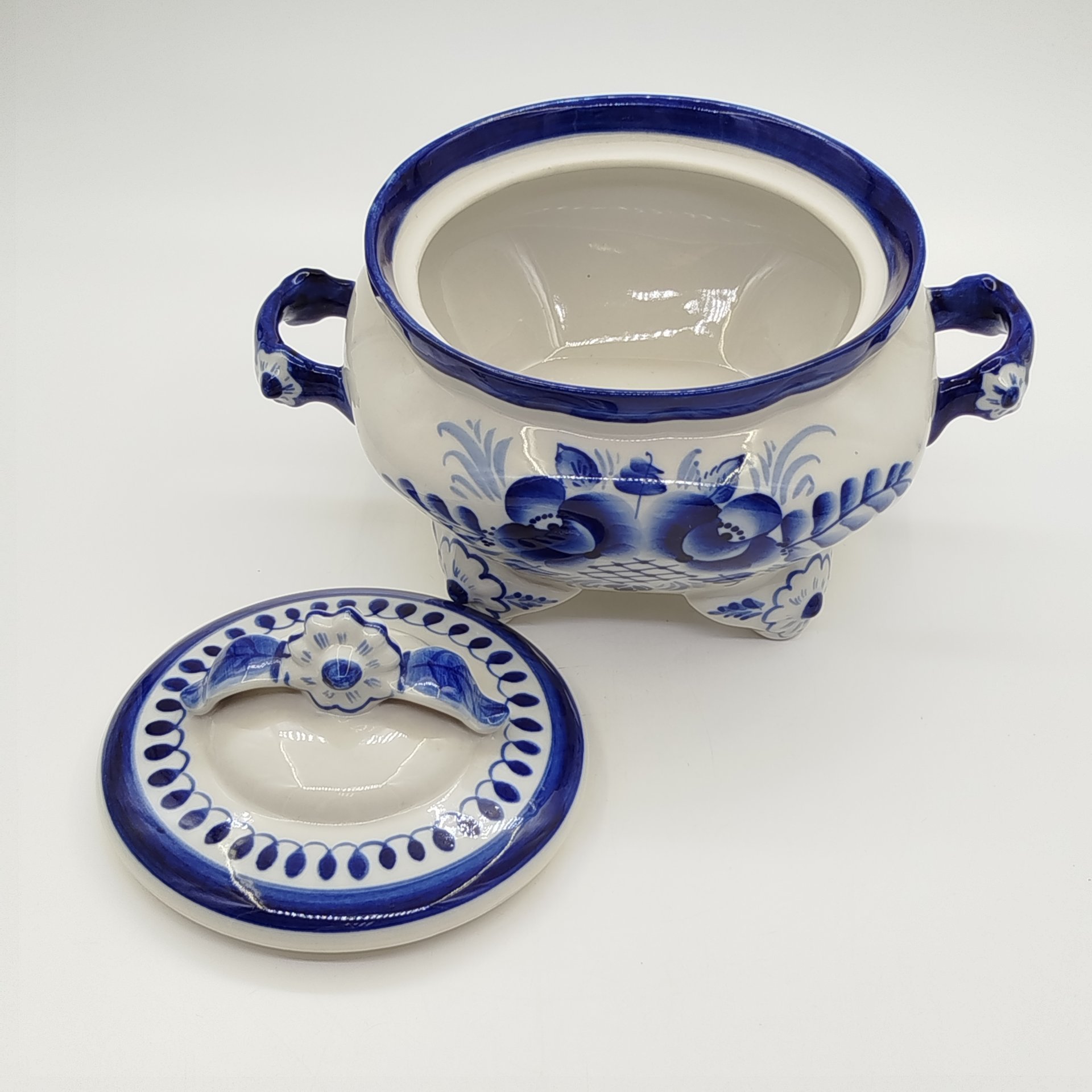 Супница с цветочным декором и фигурными ручками