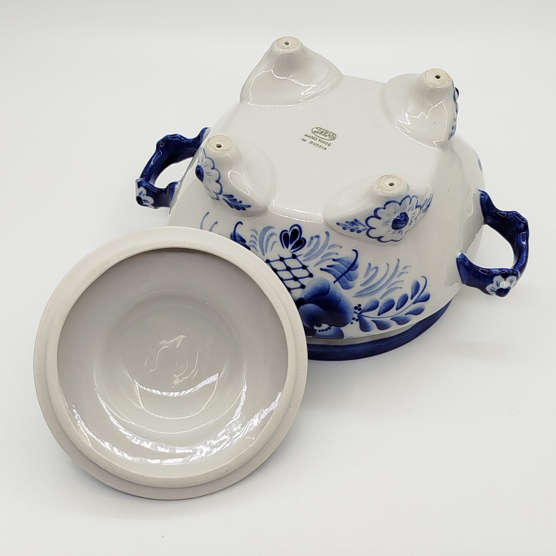 Супница с цветочным декором и фигурными ручками