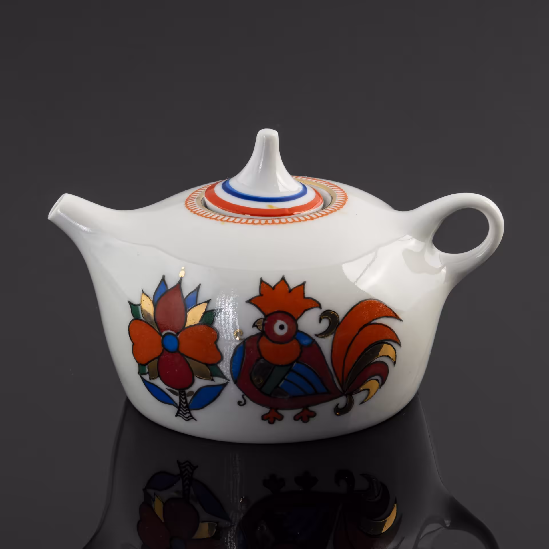 Чайник заварочный "Красный конь", скульптор - Э.М. Криммер, художник - А.А.Воробьевский, Ленинградский фарфоровый завод (ЛФЗ)