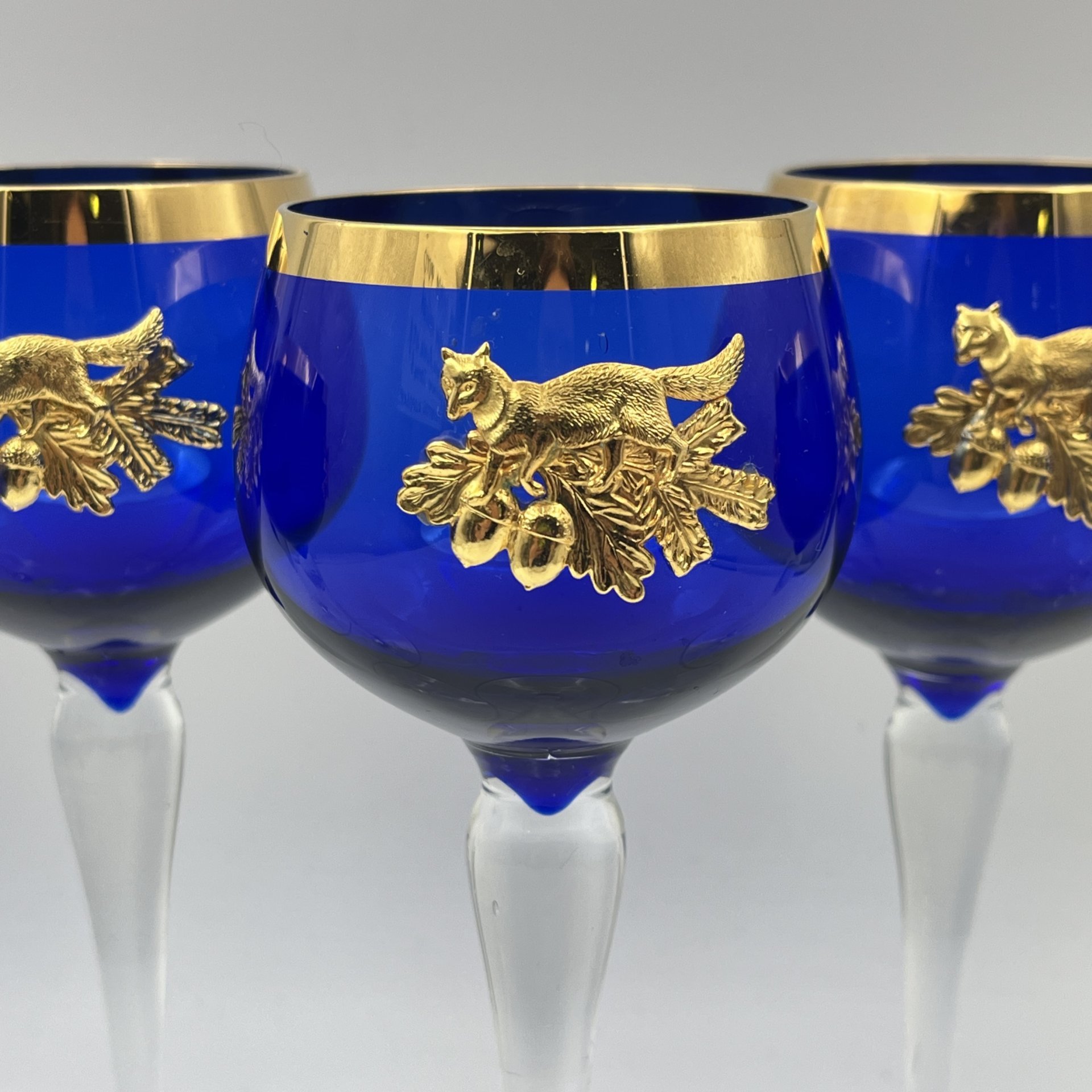 Набор винных бокалов кобальтового цвета с металлическими накладками в виде животных