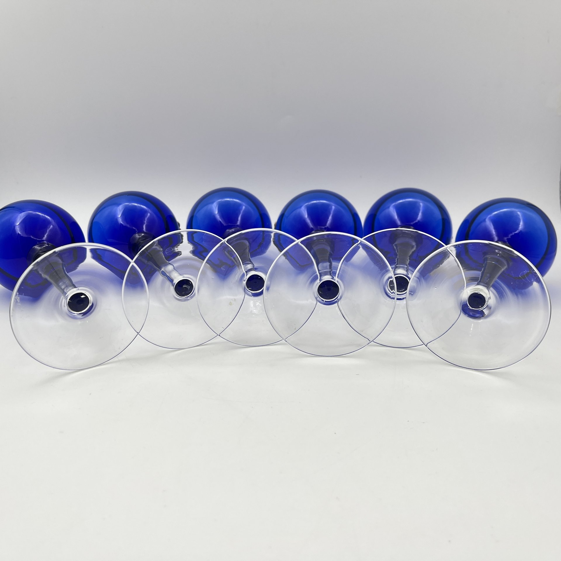 Набор винных бокалов кобальтового цвета с металлическими накладками в виде животных