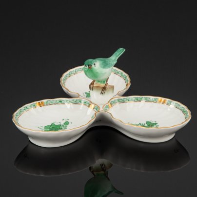 Менажница, выполненная в фирменном дизайне "Chinese Bouquet/Apponyi Green", украшенная птичкой в центре, Herend (Херенд)