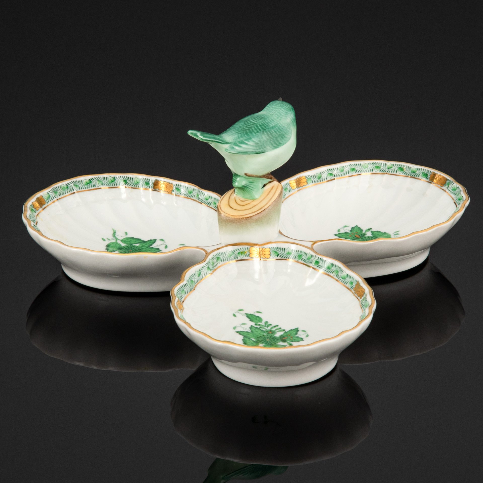 Менажница, выполненная в фирменном дизайне "Chinese Bouquet/Apponyi Green", украшенная птичкой в центре, Herend (Херенд)