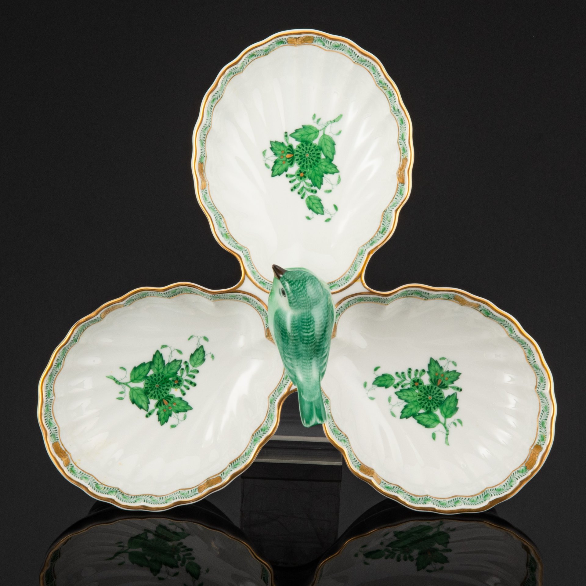 Менажница, выполненная в фирменном дизайне "Chinese Bouquet/Apponyi Green", украшенная птичкой в центре, Herend (Херенд)