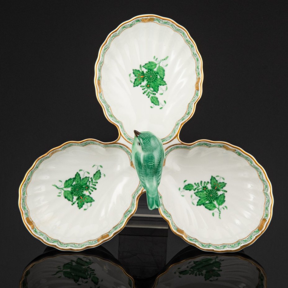 Менажница, выполненная в фирменном дизайне "Chinese Bouquet/Apponyi Green", украшенная птичкой в центре, Herend (Херенд)