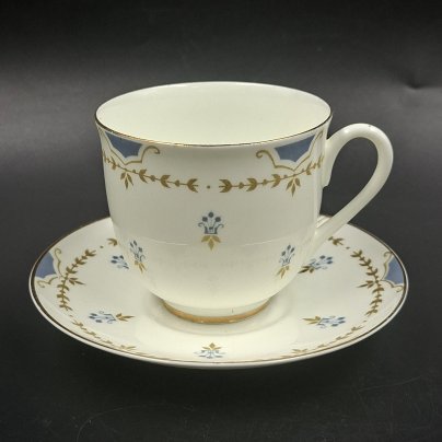 Пара кофейная с нежным растительным декором (автор формы "Ландыш" Э.М. Криммер), фарфор, деколь, золочение, Ленинградский фарфоровый завод (ЛФЗ), СССР, 1970-1992 гг.