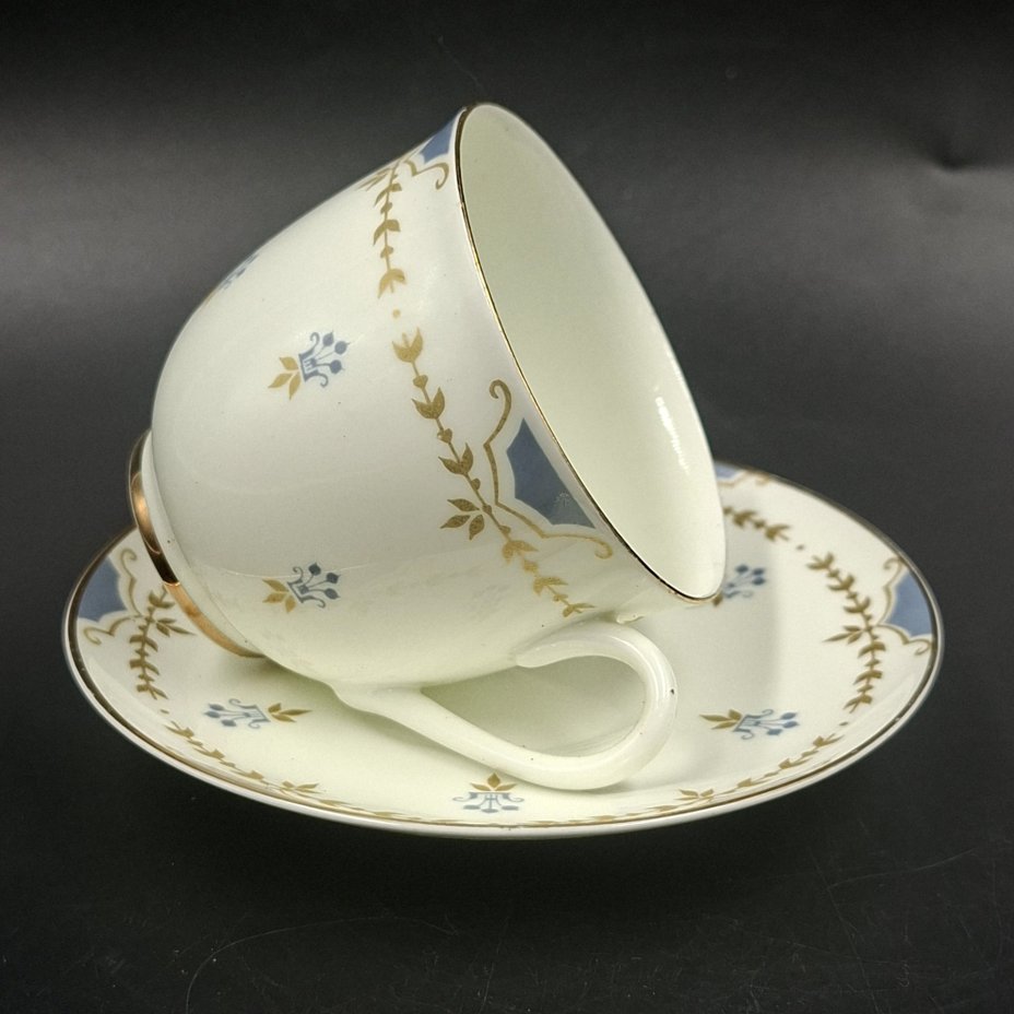 Пара кофейная с нежным растительным декором (автор формы "Ландыш" Э.М. Криммер), фарфор, деколь, золочение, Ленинградский фарфоровый завод (ЛФЗ), СССР, 1970-1992 гг.