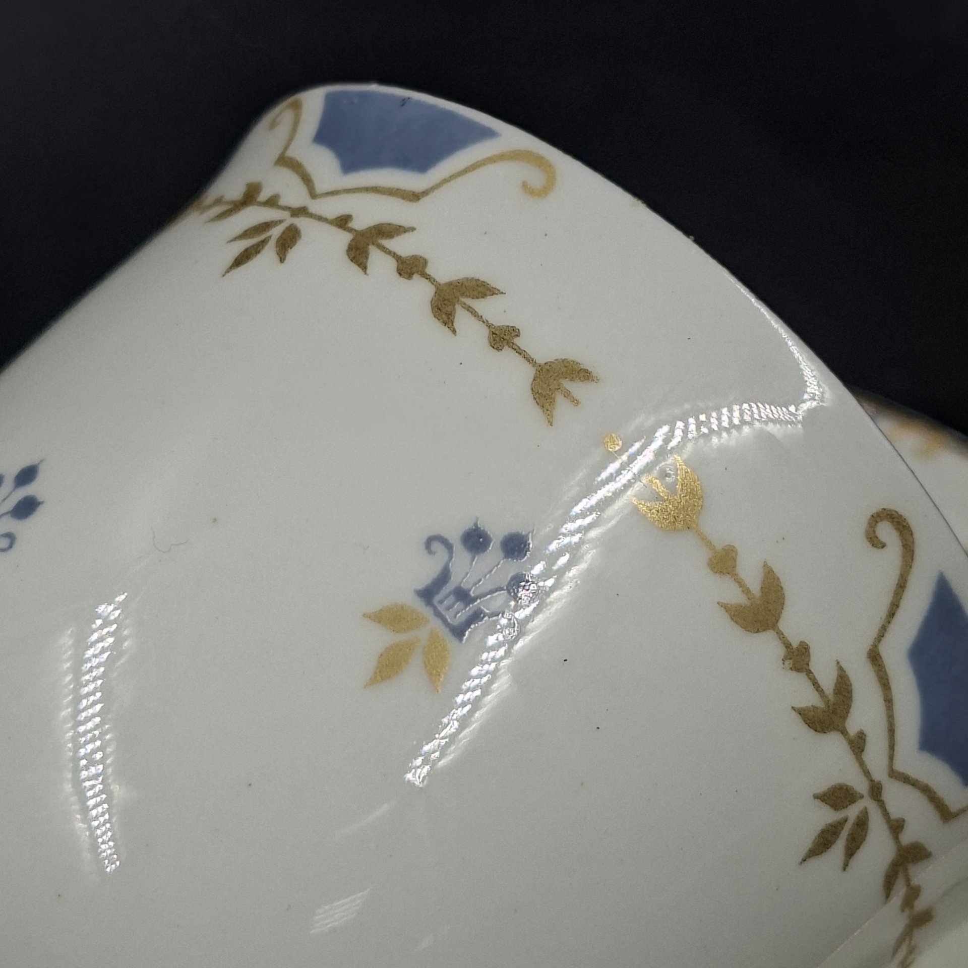 Пара кофейная с нежным растительным декором (автор формы "Ландыш" Э.М. Криммер), фарфор, деколь, золочение, Ленинградский фарфоровый завод (ЛФЗ), СССР, 1970-1992 гг.