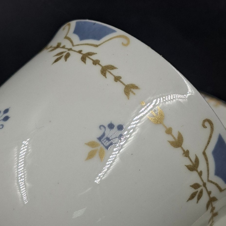 Пара кофейная с нежным растительным декором (автор формы "Ландыш" Э.М. Криммер), фарфор, деколь, золочение, Ленинградский фарфоровый завод (ЛФЗ), СССР, 1970-1992 гг.