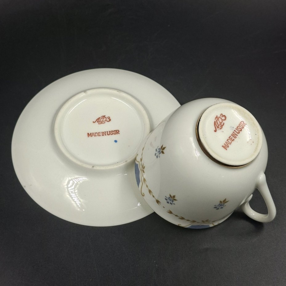 Пара кофейная с нежным растительным декором (автор формы "Ландыш" Э.М. Криммер), фарфор, деколь, золочение, Ленинградский фарфоровый завод (ЛФЗ), СССР, 1970-1992 гг.