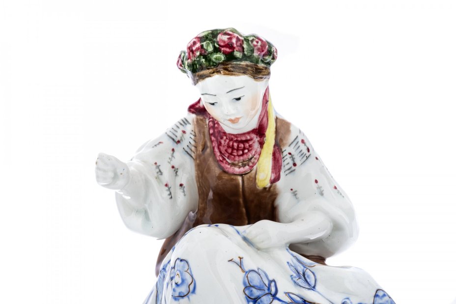 Статуэтка "Вышивальщица" ("Украинка вышивающая ковер"), фаянс, Конаковский фарфоровый завод, автор М.Холодная, СССР, 1962-1974 гг., Конаковский фаянсовый завод им. М.И. Калинина (ЗиК Конаково)