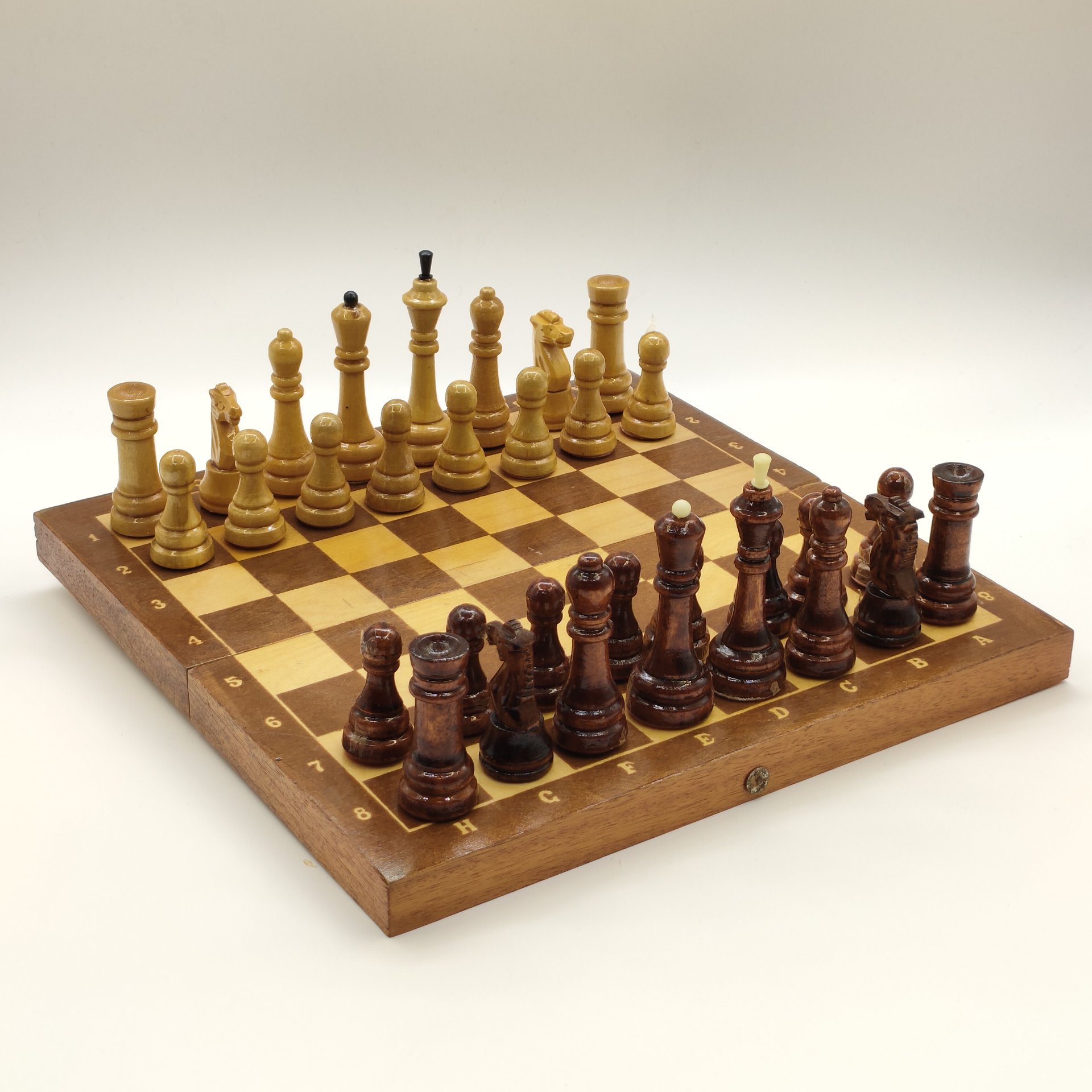 Шахматы, полный комплект фигур, с доской для игры, дерево, лак, металл, СССР, 1970-1990 гг.