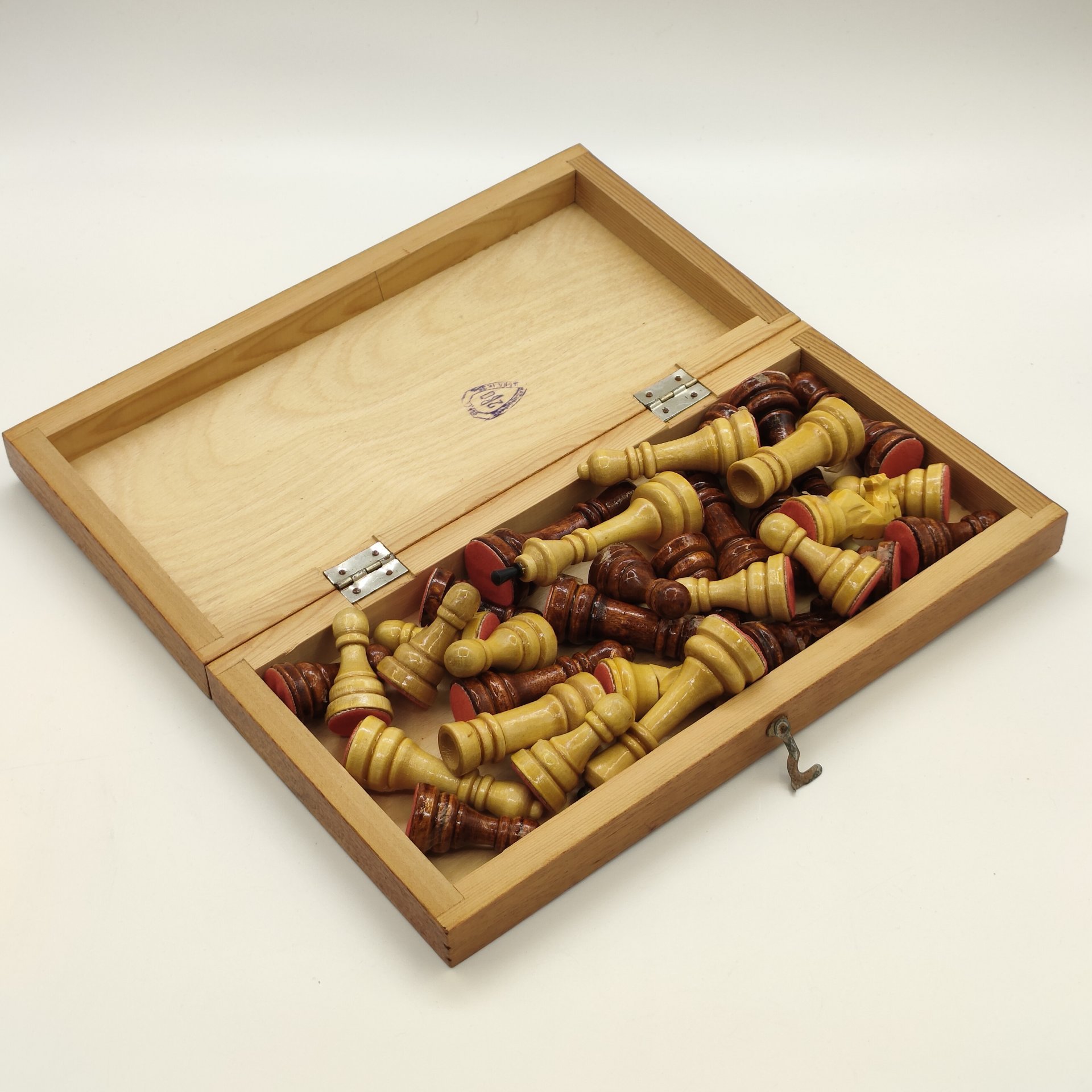 Шахматы, полный комплект фигур, с доской для игры, дерево, лак, металл, СССР, 1970-1990 гг.