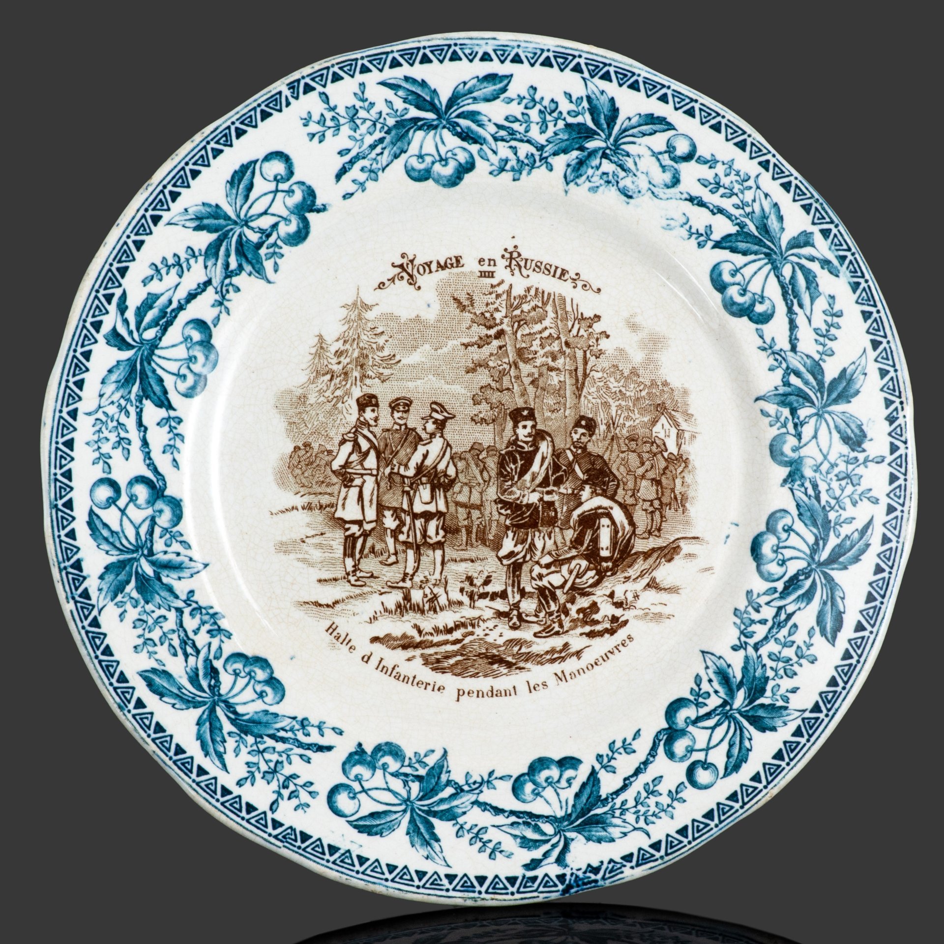 Тарелка "Halte d'Infanterie pendant les Manoeuvres" ("Остановка пехоты во время маневров") из серии "Voyage en Russie" ("Путешествие в Россию"), мануфактура "Terre de Fer HB et Cie", фаянс, деколь