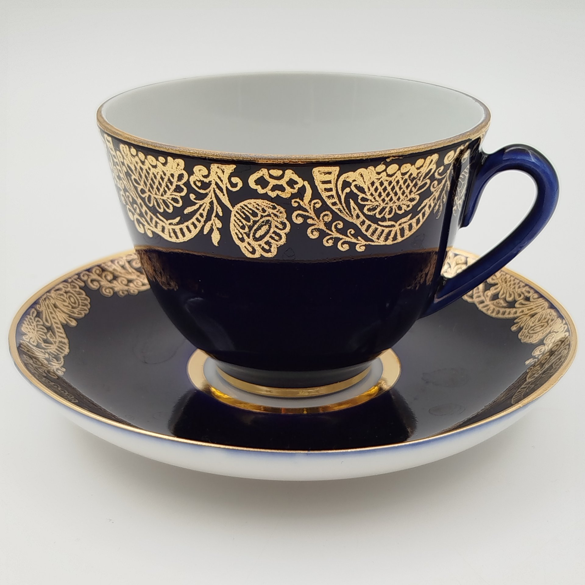 Чайная пара "Золотой фриз" кобальтого оттенка, украшенная растительным декором, фарфор, крытье кобальтом, золочение, Ленинградский фарфоровый завод (ЛФЗ), СССР, 1970-1986 гг.