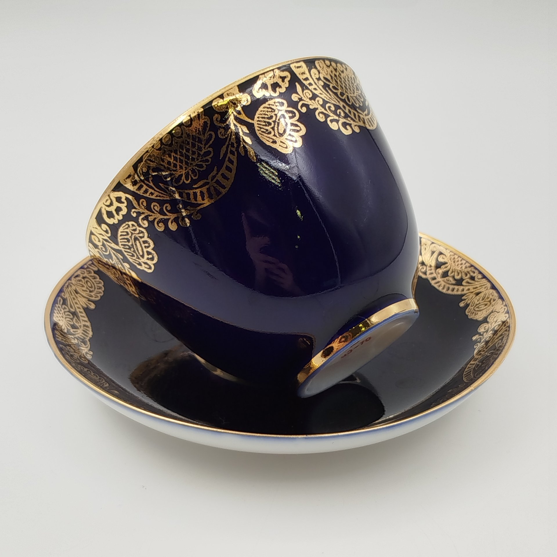 Чайная пара "Золотой фриз" кобальтого оттенка, украшенная растительным декором, фарфор, крытье кобальтом, золочение, Ленинградский фарфоровый завод (ЛФЗ), СССР, 1970-1986 гг.