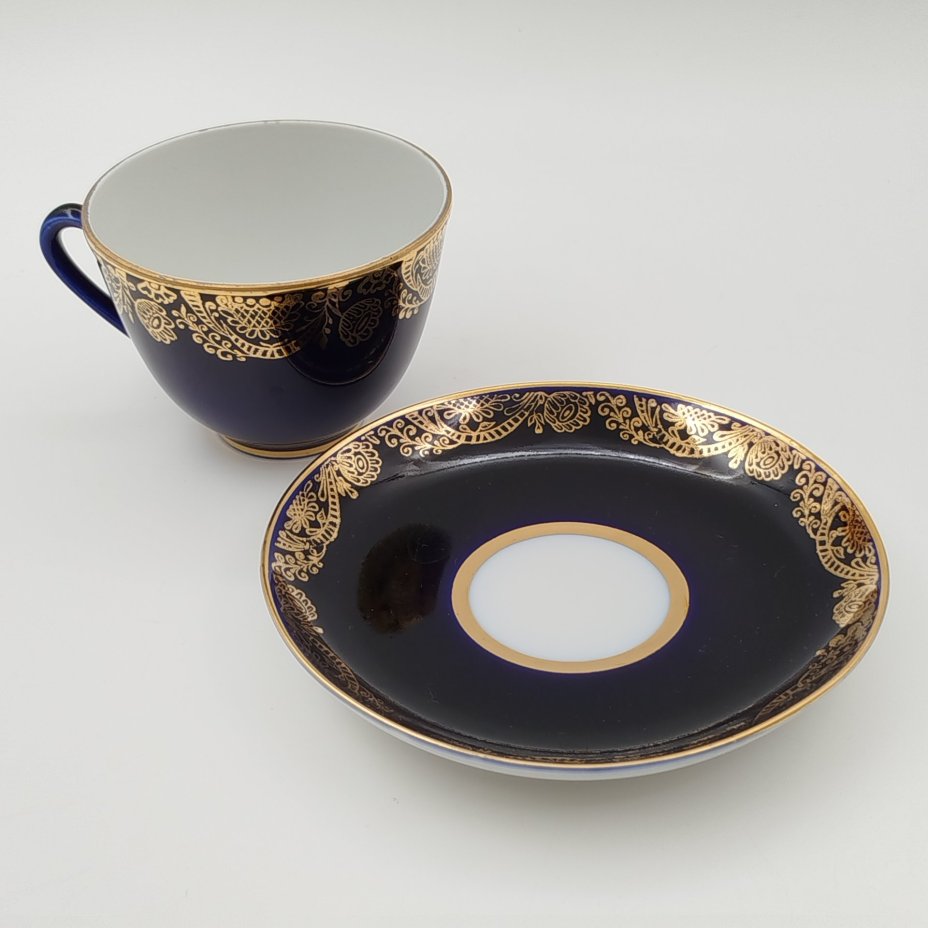 Чайная пара "Золотой фриз" кобальтого оттенка, украшенная растительным декором, фарфор, крытье кобальтом, золочение, Ленинградский фарфоровый завод (ЛФЗ), СССР, 1970-1986 гг.