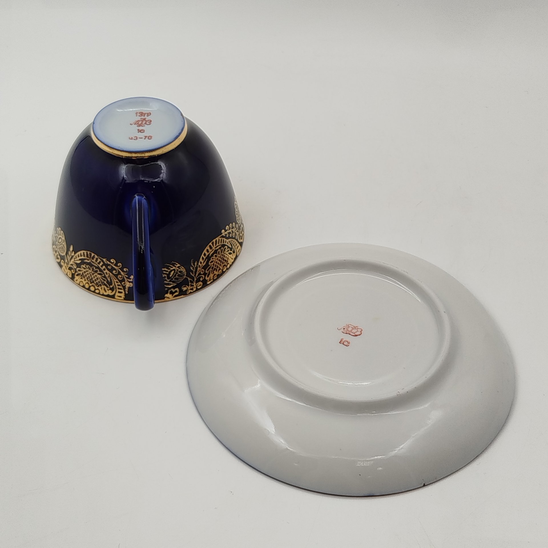 Чайная пара "Золотой фриз" кобальтого оттенка, украшенная растительным декором, фарфор, крытье кобальтом, золочение, Ленинградский фарфоровый завод (ЛФЗ), СССР, 1970-1986 гг.