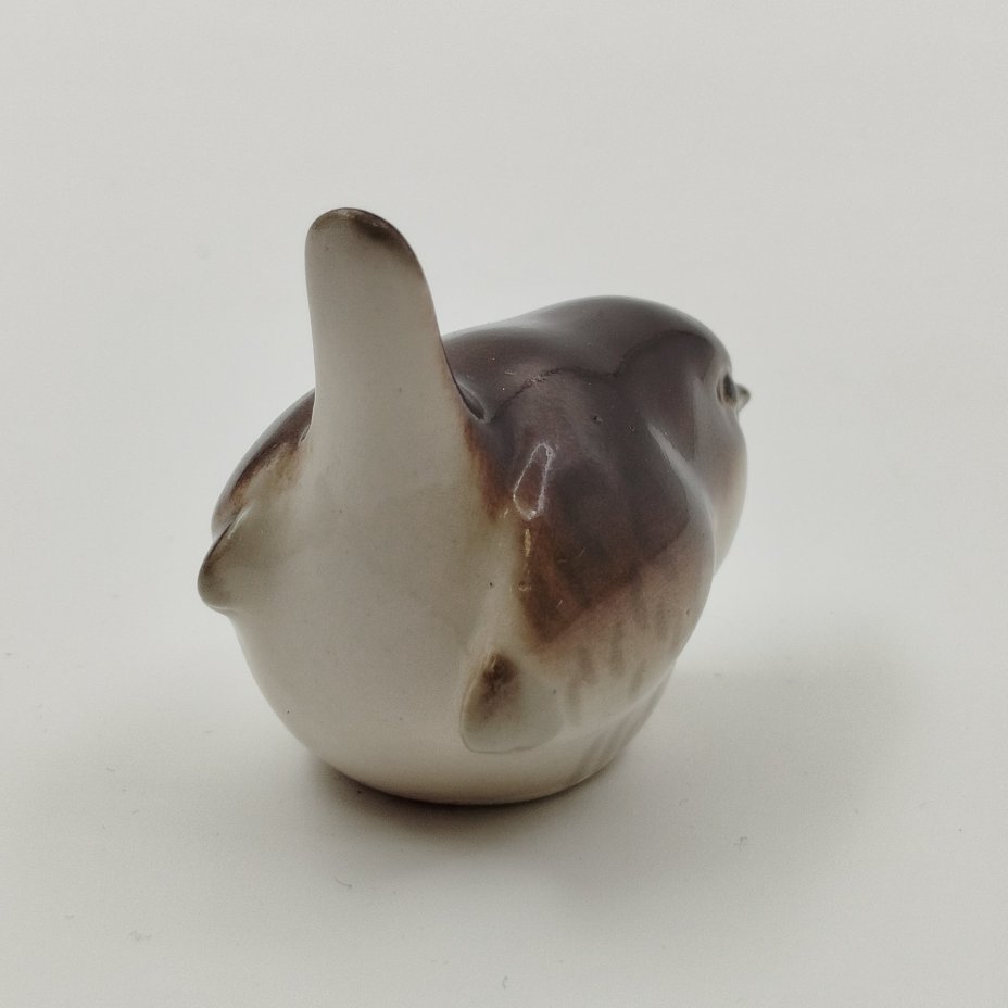 Статуэтка "Крапивничек", скульптор П.П. Веселов, фарфор, роспись, Ленинградский фарфоровый завод (ЛФЗ), СССР, 1986-1991 гг.