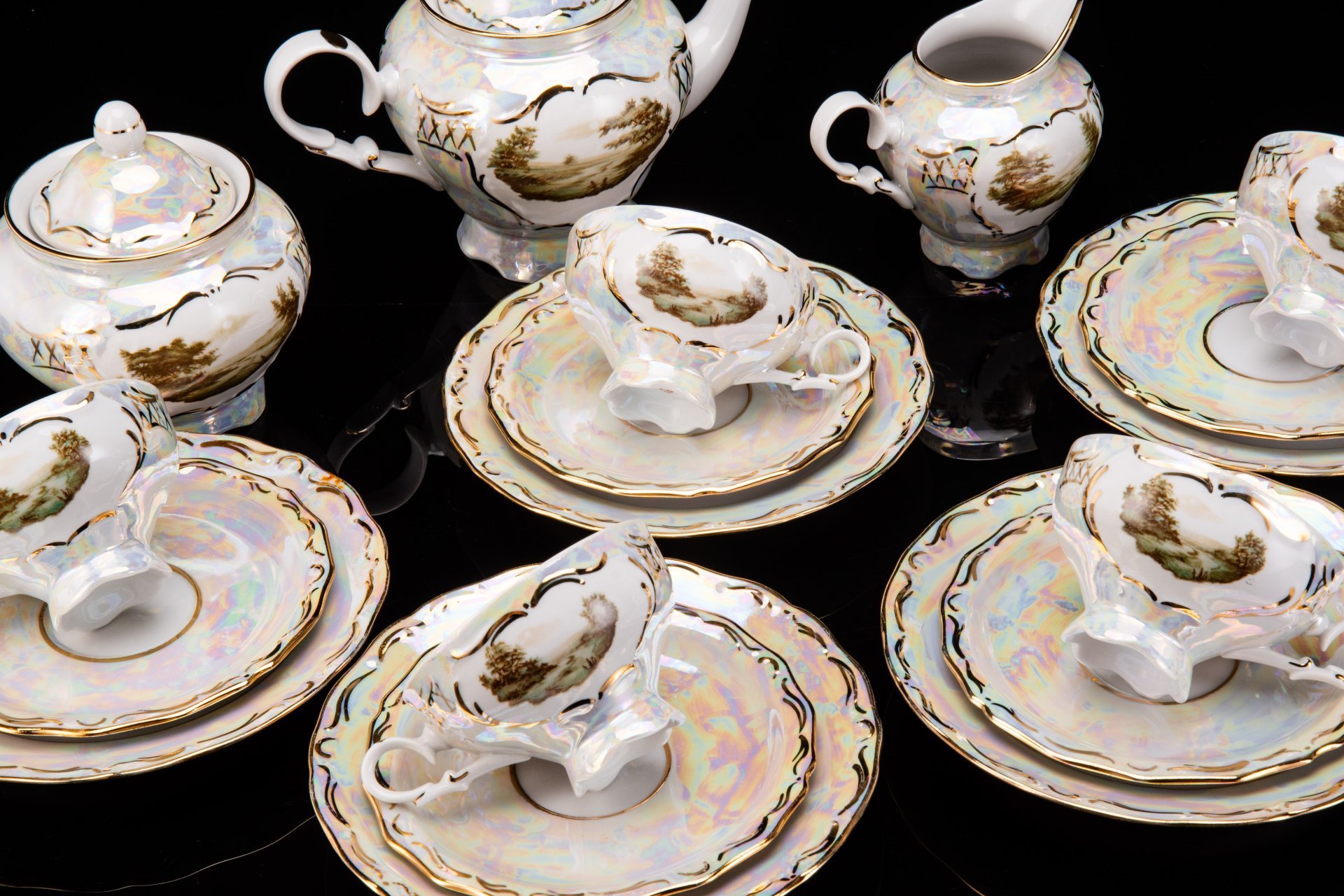 Сервиз чайный с декором в виде сельского пейзажа на 5 персон (18 предметов), фарфор, деколь, люстр, золочение, Дулевский фарфоровый завод (Дулёво), Российская Федерация, 2001 г.