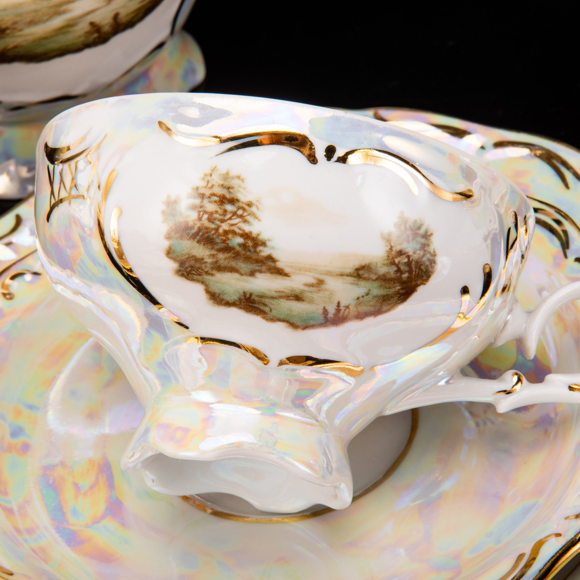 Сервиз чайный с декором в виде сельского пейзажа на 5 персон (18 предметов), фарфор, деколь, люстр, золочение, Дулевский фарфоровый завод (Дулёво), Российская Федерация, 2001 г.