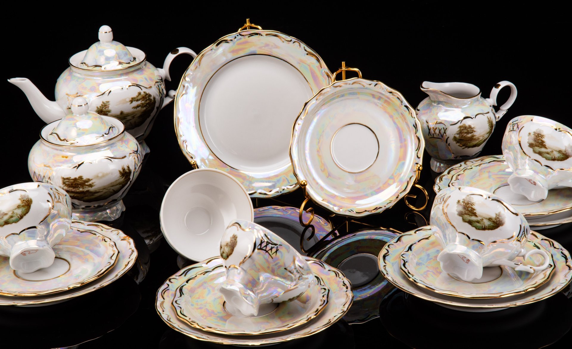 Сервиз чайный с декором в виде сельского пейзажа на 5 персон (18 предметов), фарфор, деколь, люстр, золочение, Дулевский фарфоровый завод (Дулёво), Российская Федерация, 2001 г.