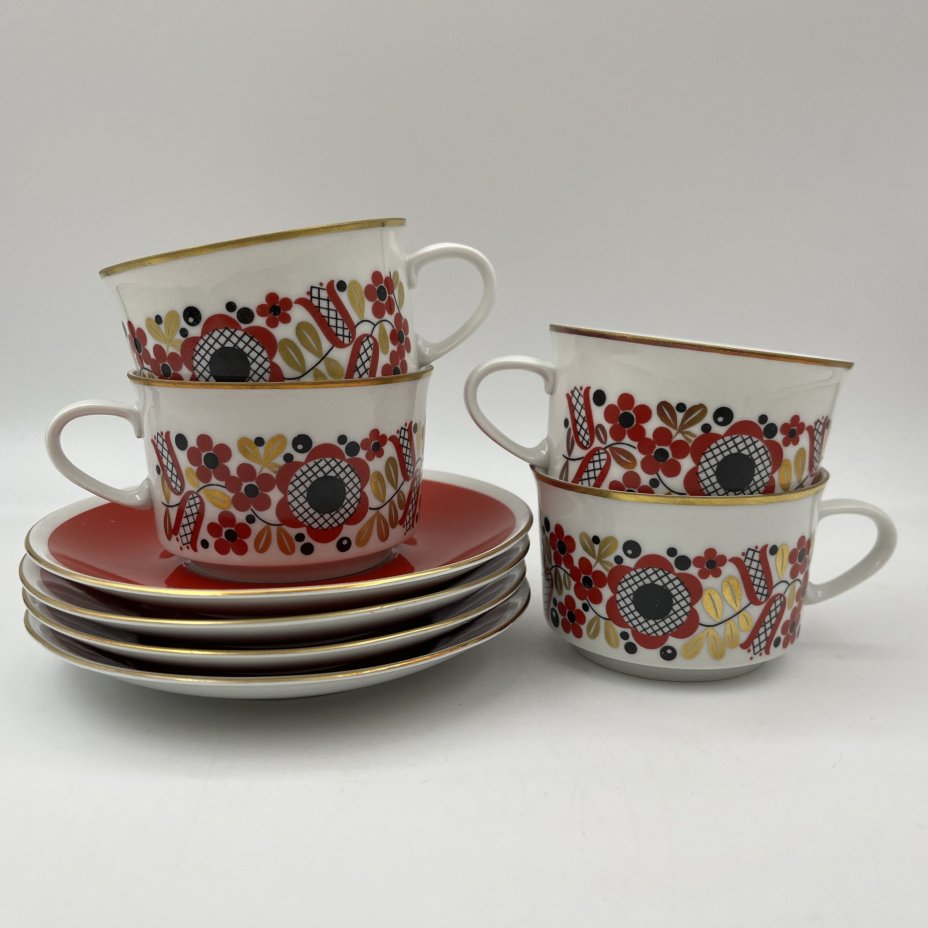 Набор чайных пар на 4 персоны, выполненных в ярко-красном цвете с флористическим декором, фарфор, крытье, деколь, золочение, Freiberger Porzellan, ГДР, 1970-1990 гг.