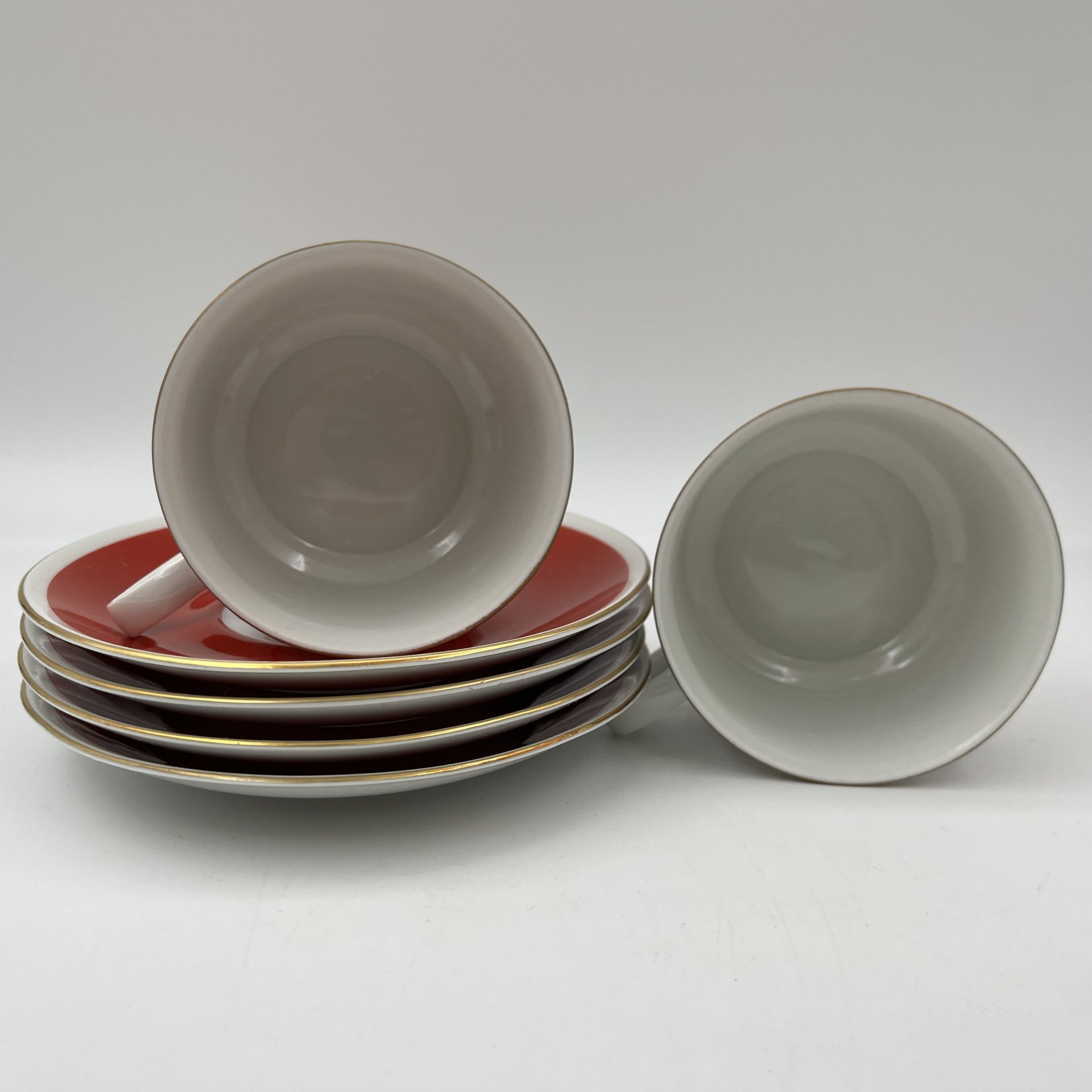 Набор чайных пар на 4 персоны, выполненных в ярко-красном цвете с флористическим декором, фарфор, крытье, деколь, золочение, Freiberger Porzellan, ГДР, 1970-1990 гг.