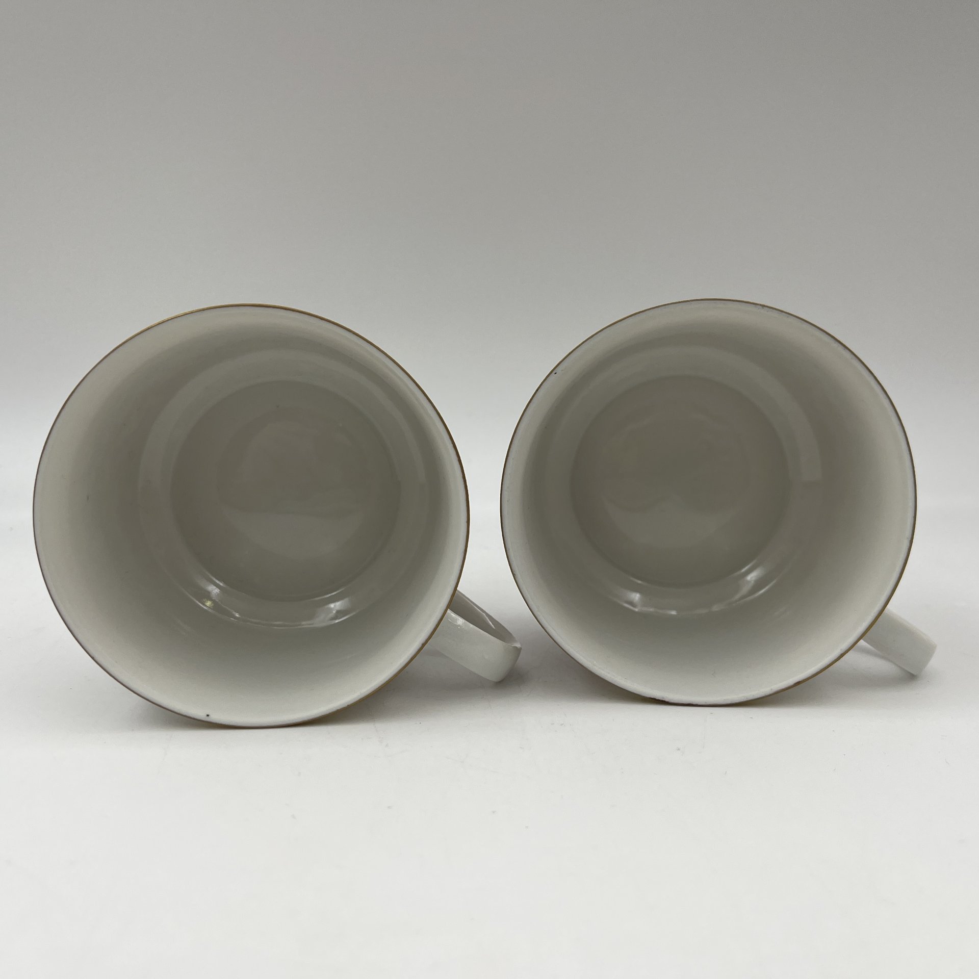 Набор чайных пар на 4 персоны, выполненных в ярко-красном цвете с флористическим декором, фарфор, крытье, деколь, золочение, Freiberger Porzellan, ГДР, 1970-1990 гг.