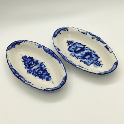 Пара селёдочниц с рельефным декором в виде рыб вдоль борта, фарфор, роспись, Гжельский фарфоровый завод, Российская Федерация, 1991-2015 гг.