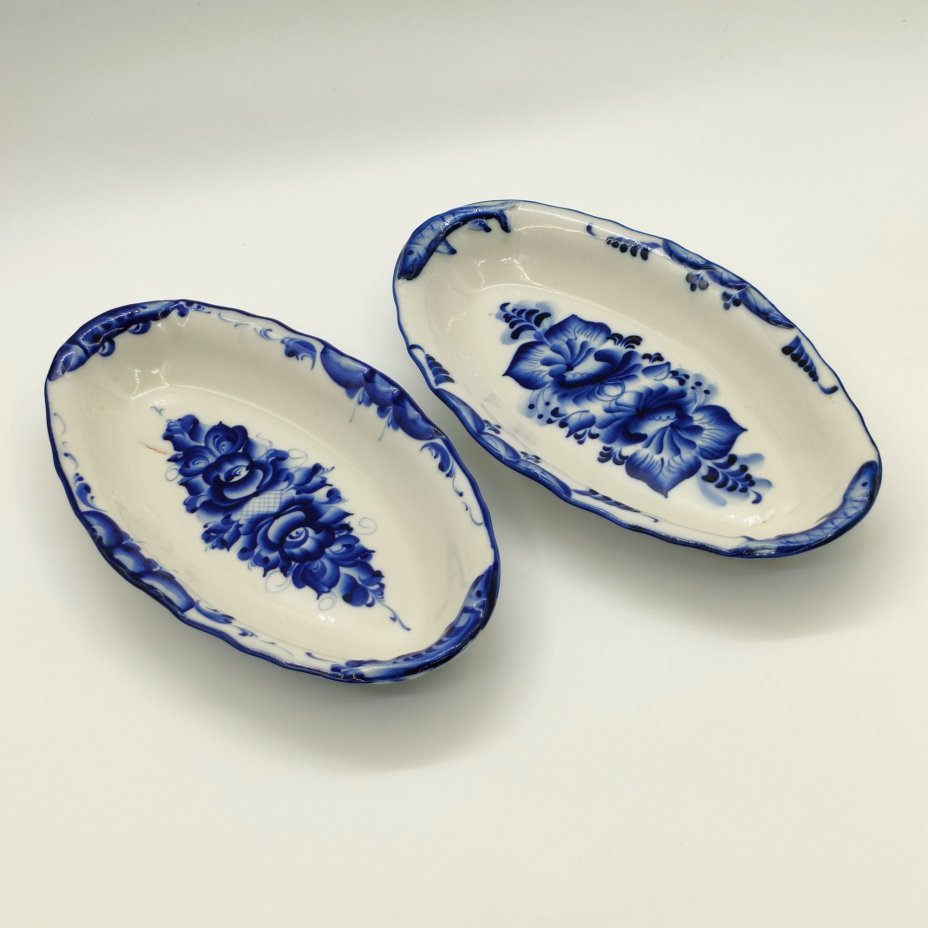 Пара селёдочниц с рельефным декором в виде рыб вдоль борта, фарфор, роспись, Гжельский фарфоровый завод, Российская Федерация, 1991-2015 гг.