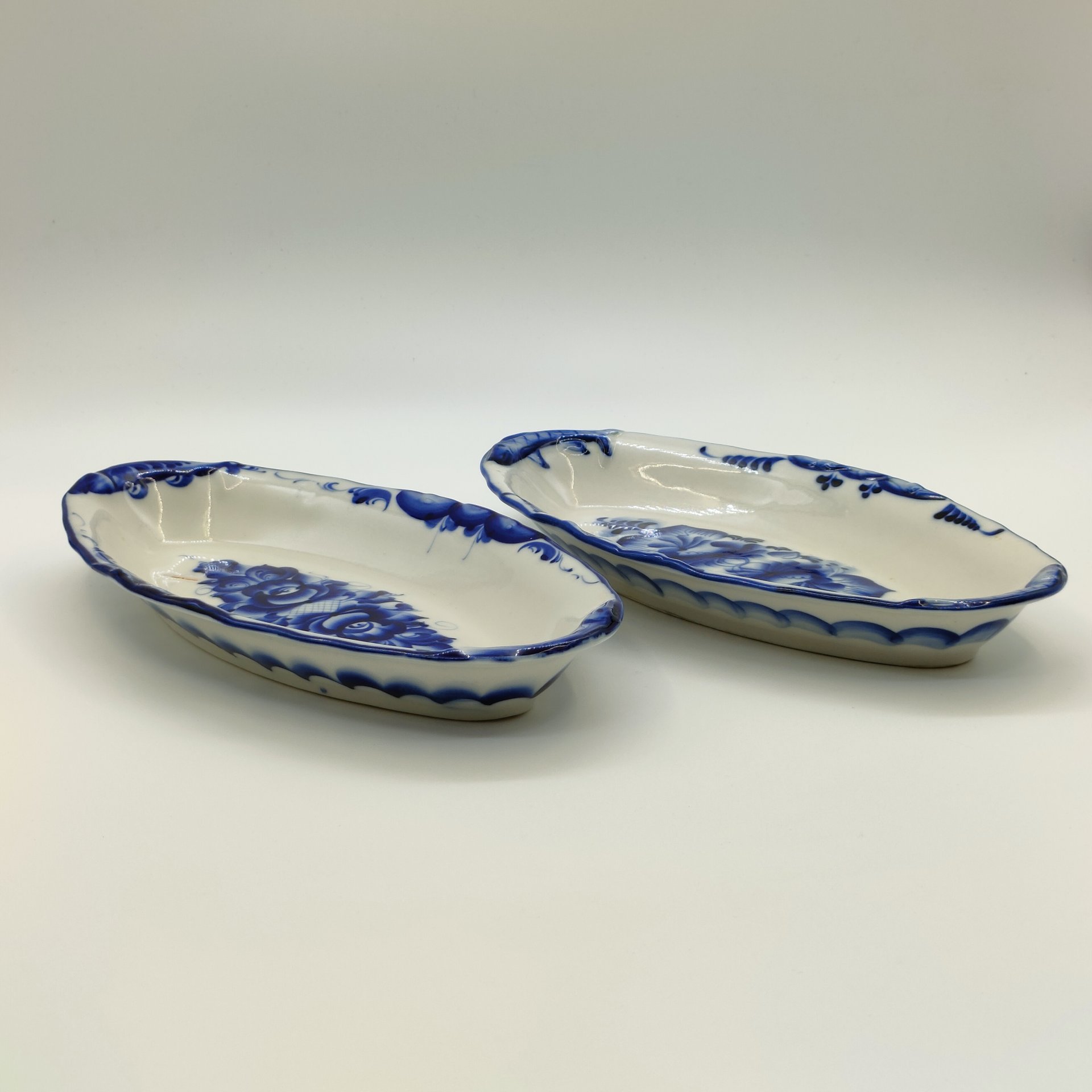 Пара селёдочниц с рельефным декором в виде рыб вдоль борта, фарфор, роспись, Гжельский фарфоровый завод, Российская Федерация, 1991-2015 гг.