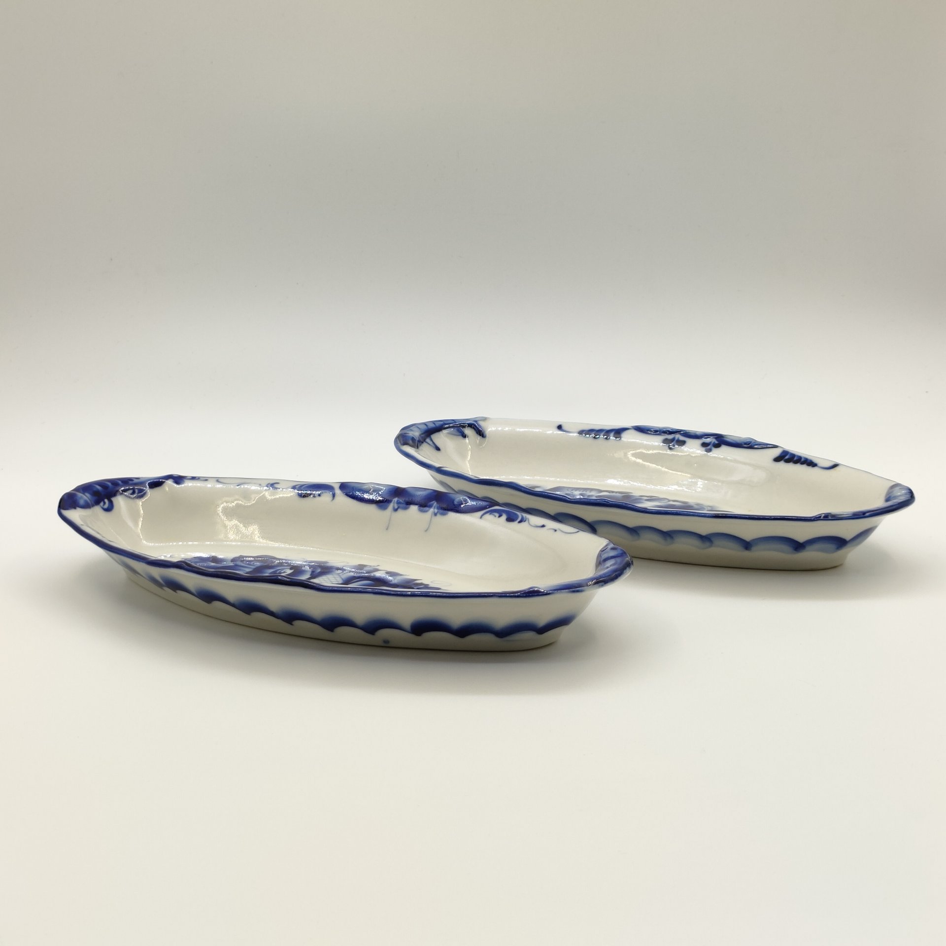 Пара селёдочниц с рельефным декором в виде рыб вдоль борта, фарфор, роспись, Гжельский фарфоровый завод, Российская Федерация, 1991-2015 гг.