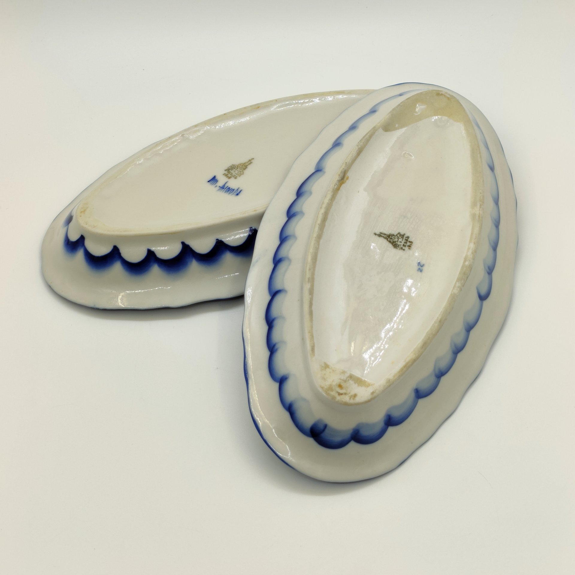 Пара селёдочниц с рельефным декором в виде рыб вдоль борта, фарфор, роспись, Гжельский фарфоровый завод, Российская Федерация, 1991-2015 гг.