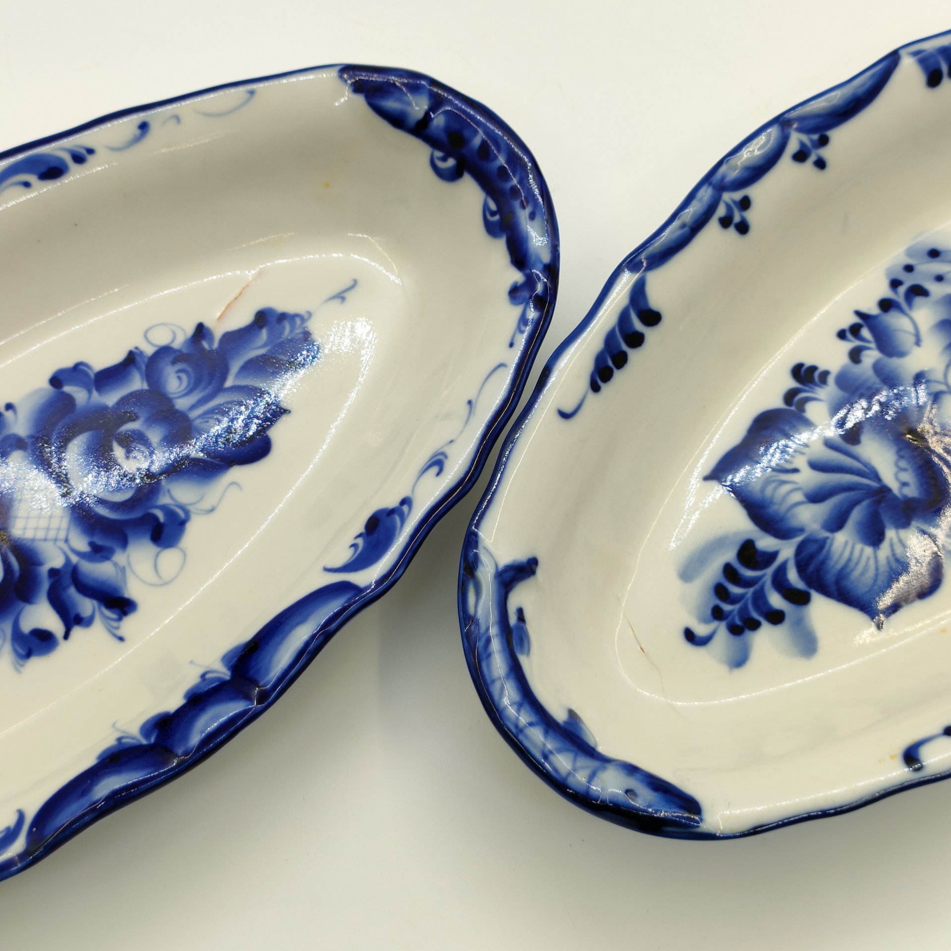 Пара селёдочниц с рельефным декором в виде рыб вдоль борта, фарфор, роспись, Гжельский фарфоровый завод, Российская Федерация, 1991-2015 гг.