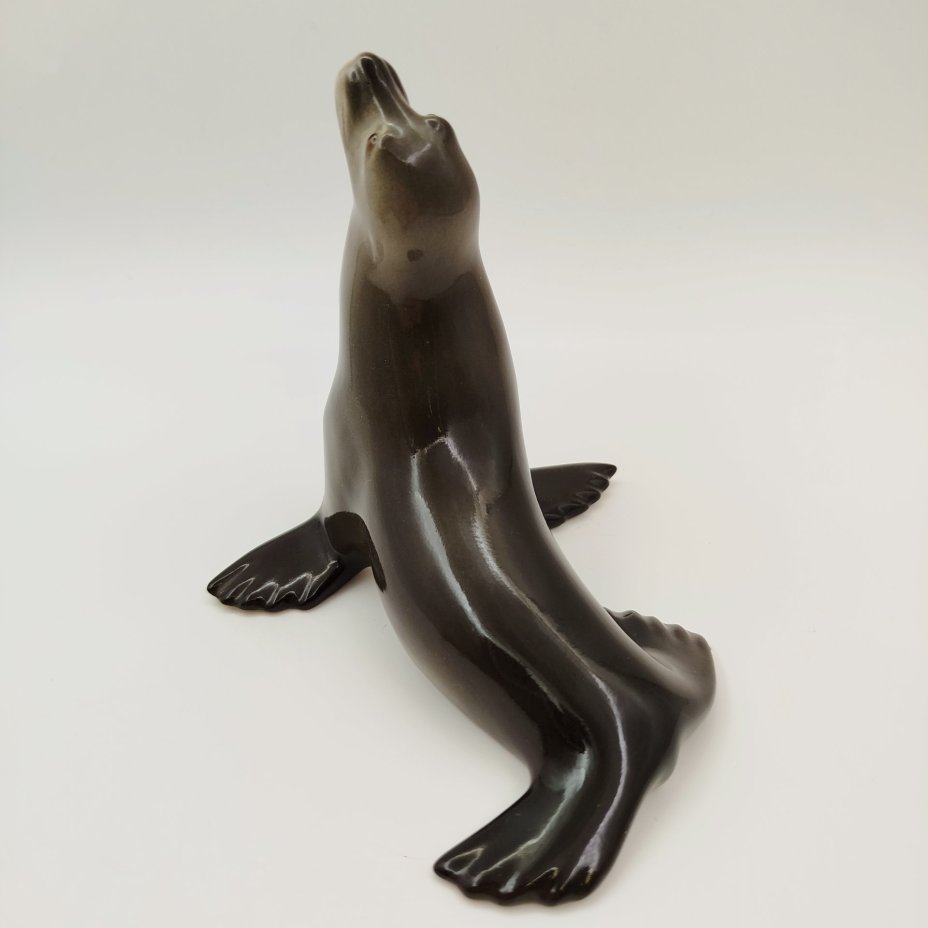 Статуэтка "Тюлень", скульптор В.И. Блохин, фарфор, роспись, Ленинградский фарфоровый завод (ЛФЗ), СССР, 1970-1992 гг.