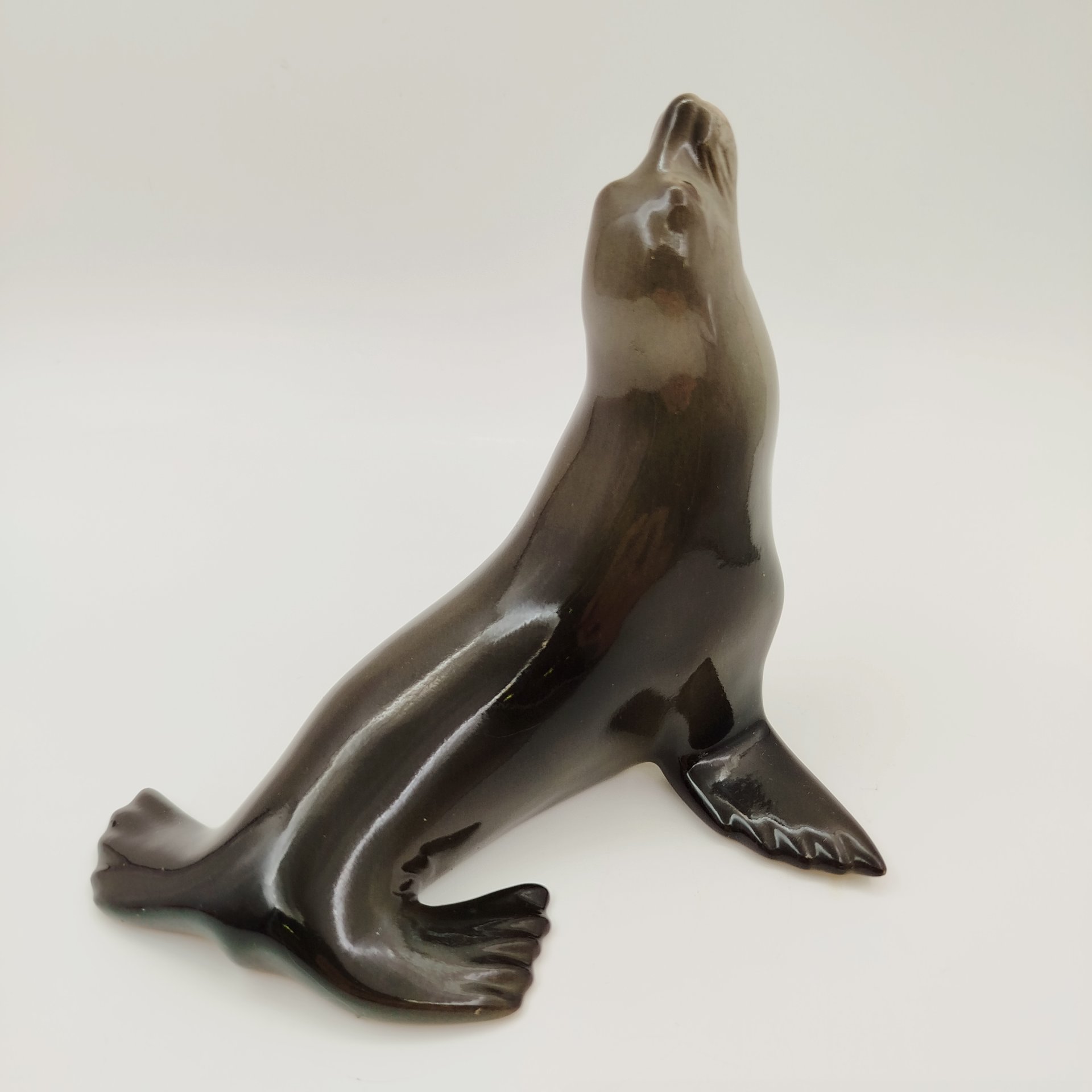 Статуэтка "Тюлень", скульптор В.И. Блохин, фарфор, роспись, Ленинградский фарфоровый завод (ЛФЗ), СССР, 1970-1992 гг.
