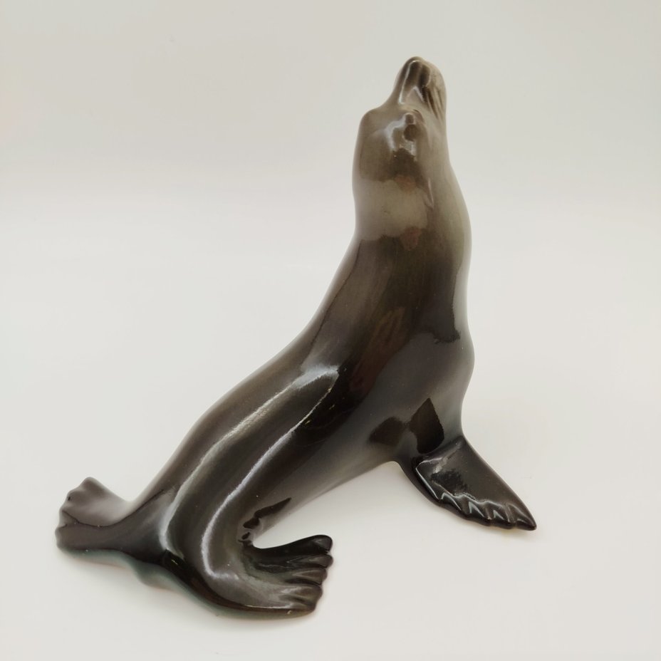 Статуэтка "Тюлень", скульптор В.И. Блохин, фарфор, роспись, Ленинградский фарфоровый завод (ЛФЗ), СССР, 1970-1992 гг.