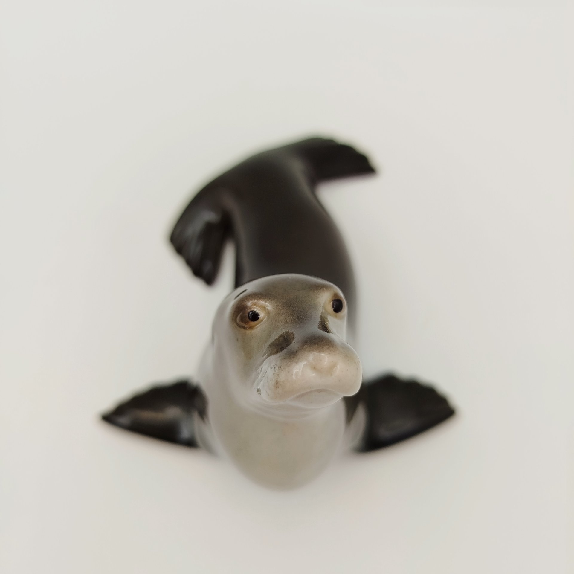Статуэтка "Тюлень", скульптор В.И. Блохин, фарфор, роспись, Ленинградский фарфоровый завод (ЛФЗ), СССР, 1970-1992 гг.
