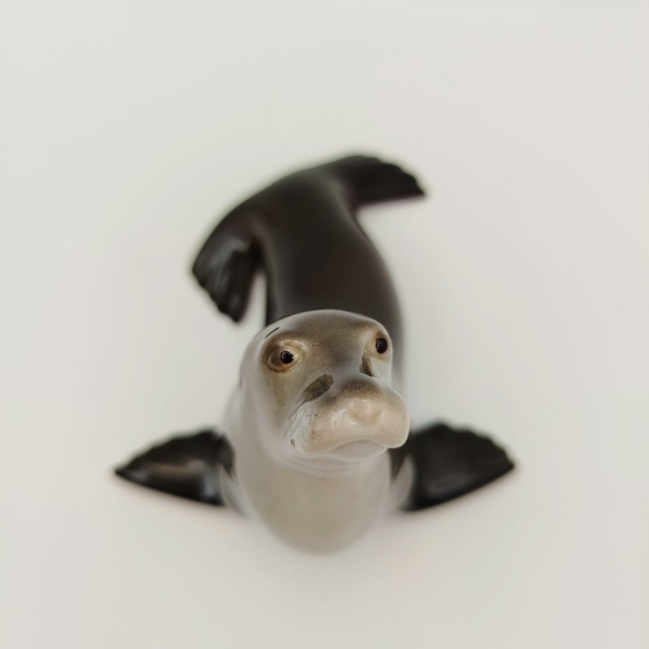 Статуэтка "Тюлень", скульптор В.И. Блохин, фарфор, роспись, Ленинградский фарфоровый завод (ЛФЗ), СССР, 1970-1992 гг.