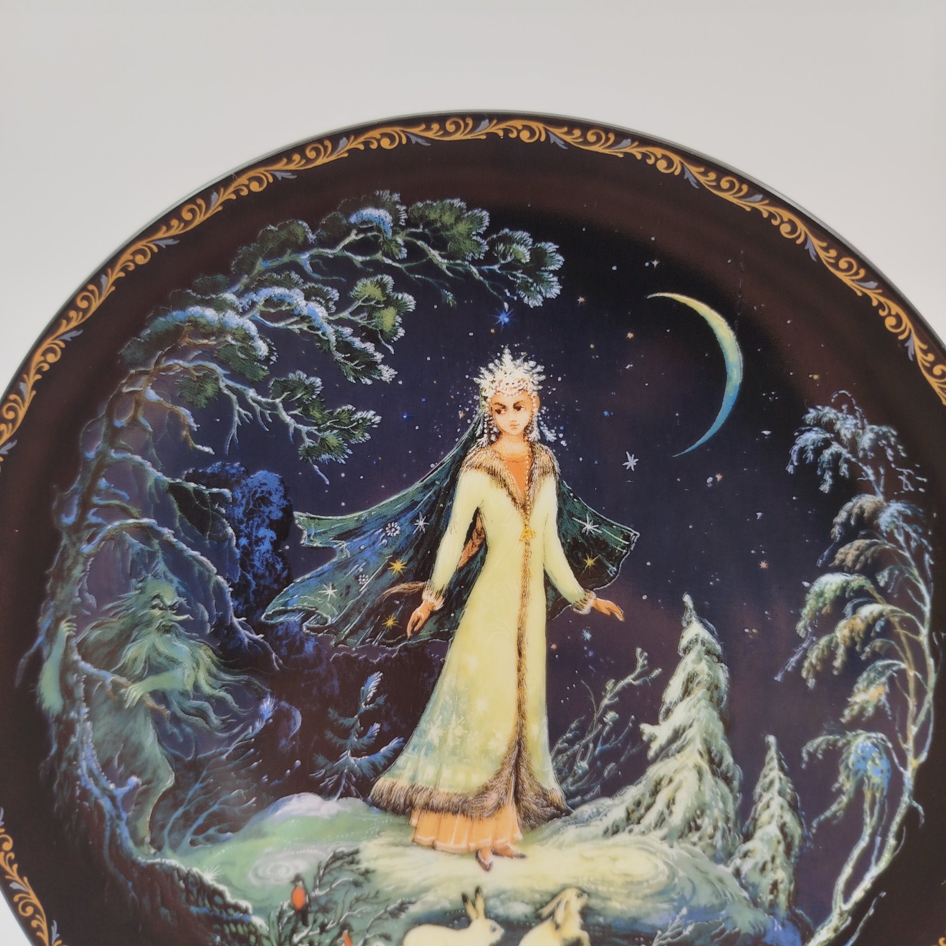 Тарелка декоративная с изображением холуйской миниатюры "Снегурочка" художника А. Каморина, фарфор, деколь, Дмитровский фарфоровый завод (ДФЗ Вербилки), СССР, 1990 г.