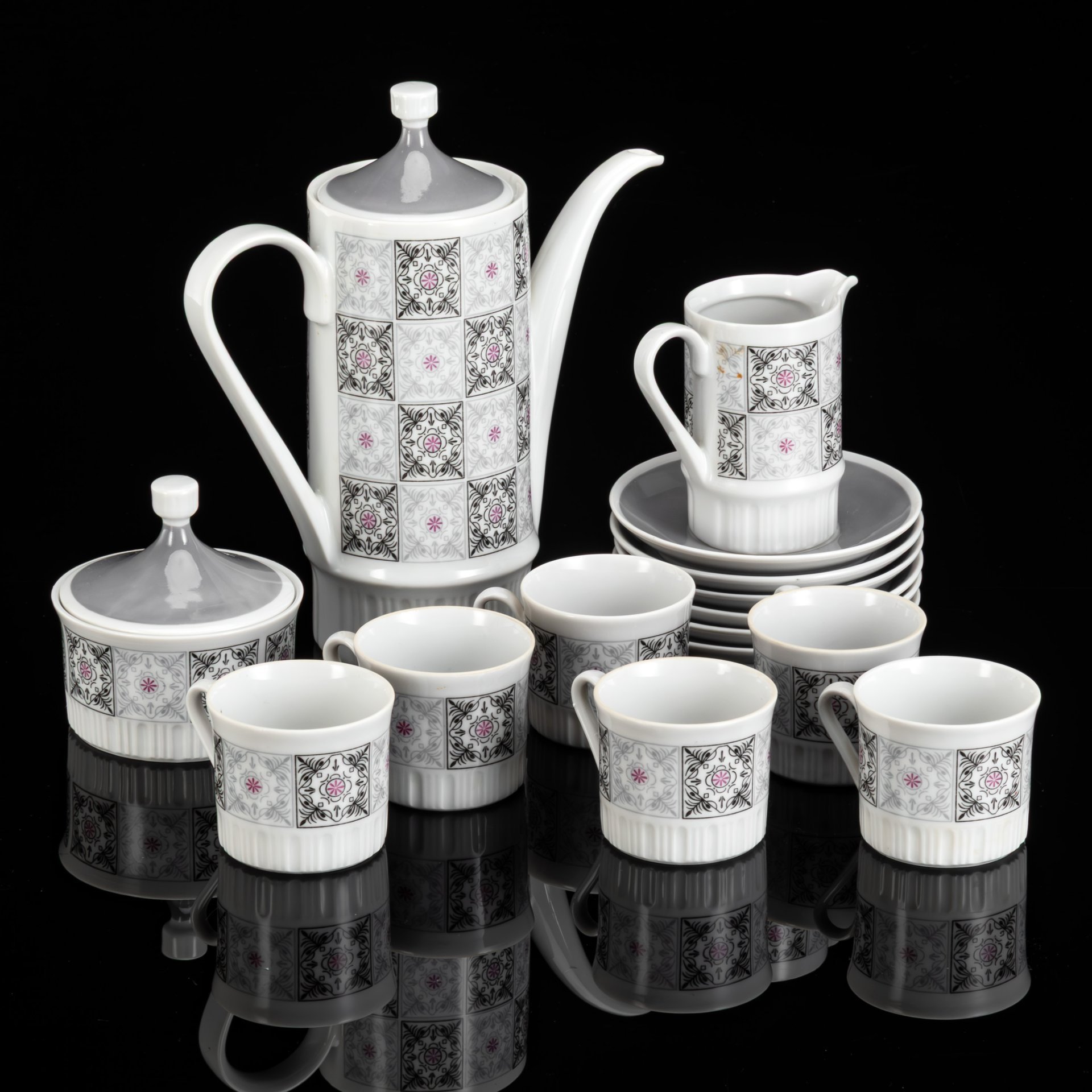 Сервииз кофейный на 6 персон (15 предметов), украшенный флоральным орнаментом, фарфор, деколь, Aelteste Volkstedt, ГДР, 1960-1980 гг.