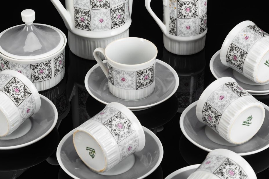 Сервииз кофейный на 6 персон (15 предметов), украшенный флоральным орнаментом, фарфор, деколь, Aelteste Volkstedt, ГДР, 1960-1980 гг.