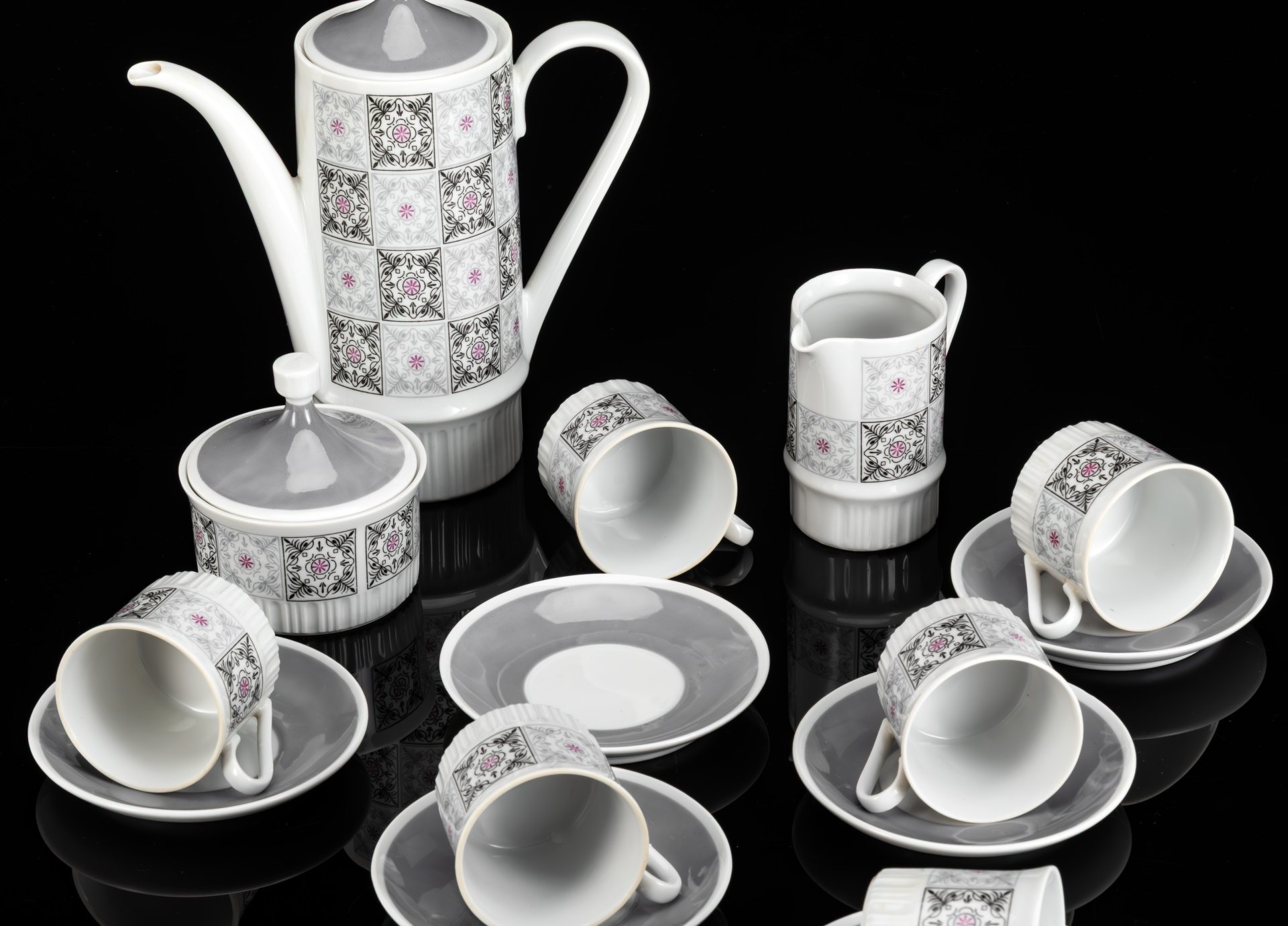 Сервииз кофейный на 6 персон (15 предметов), украшенный флоральным орнаментом, фарфор, деколь, Aelteste Volkstedt, ГДР, 1960-1980 гг.