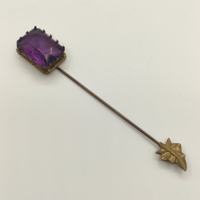 Булавка-брошь с прямоугольной вставкой фиолетового оттенка