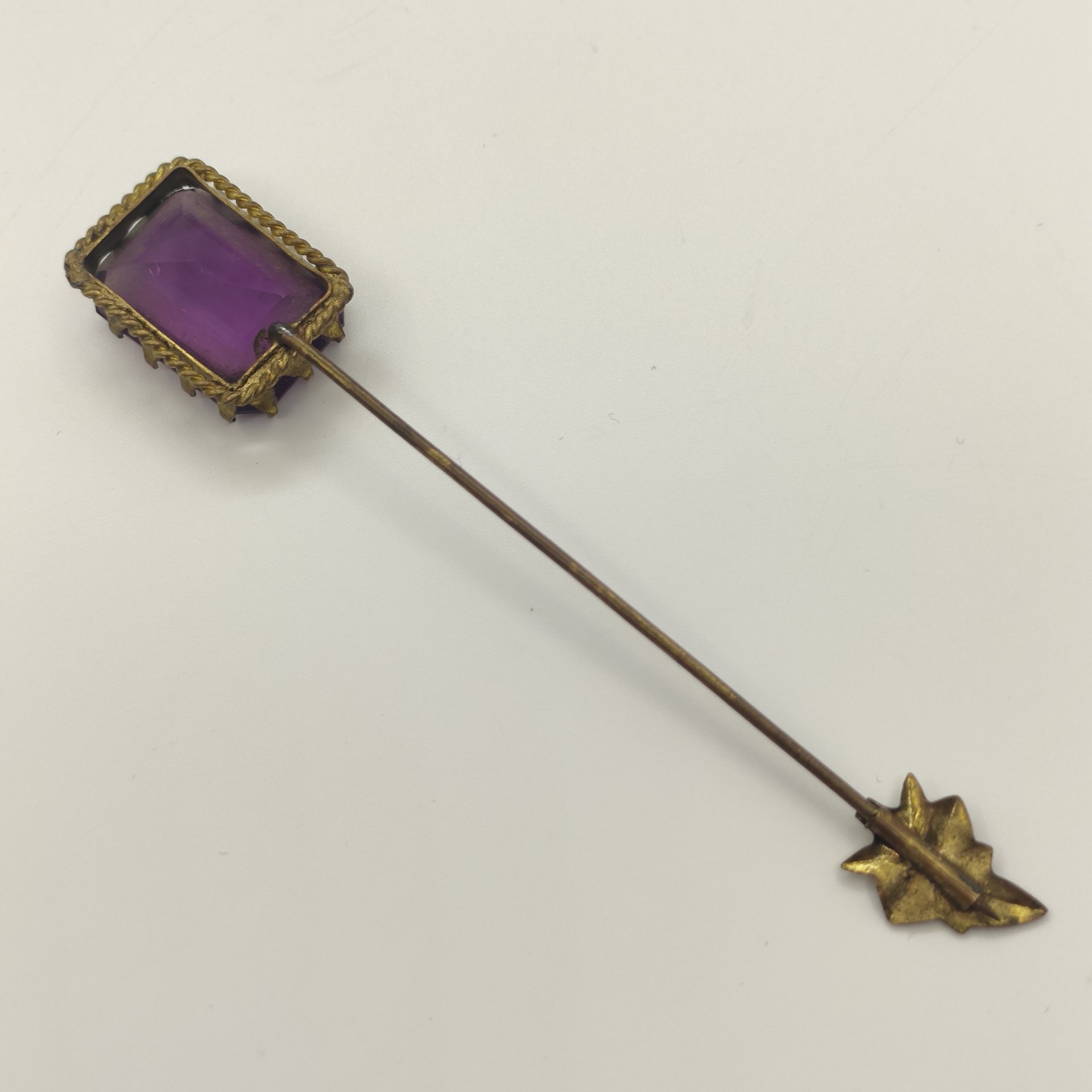 Булавка-брошь с прямоугольной вставкой фиолетового оттенка