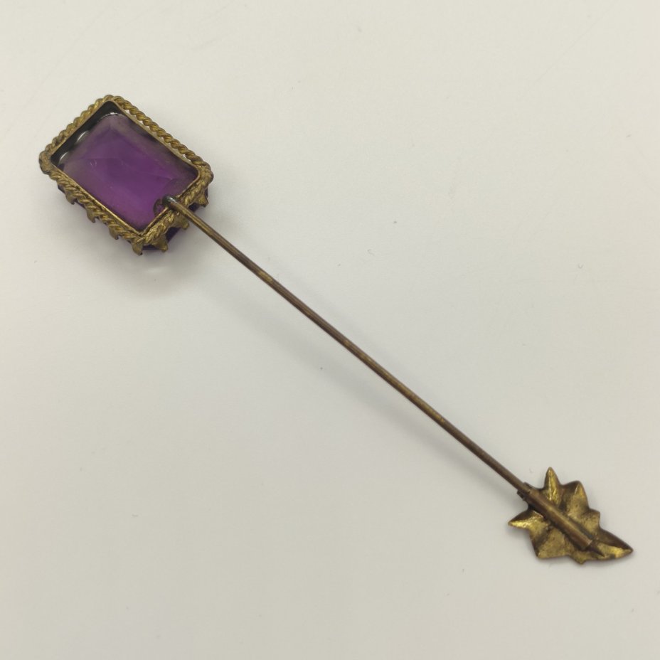 Булавка-брошь с прямоугольной вставкой фиолетового оттенка