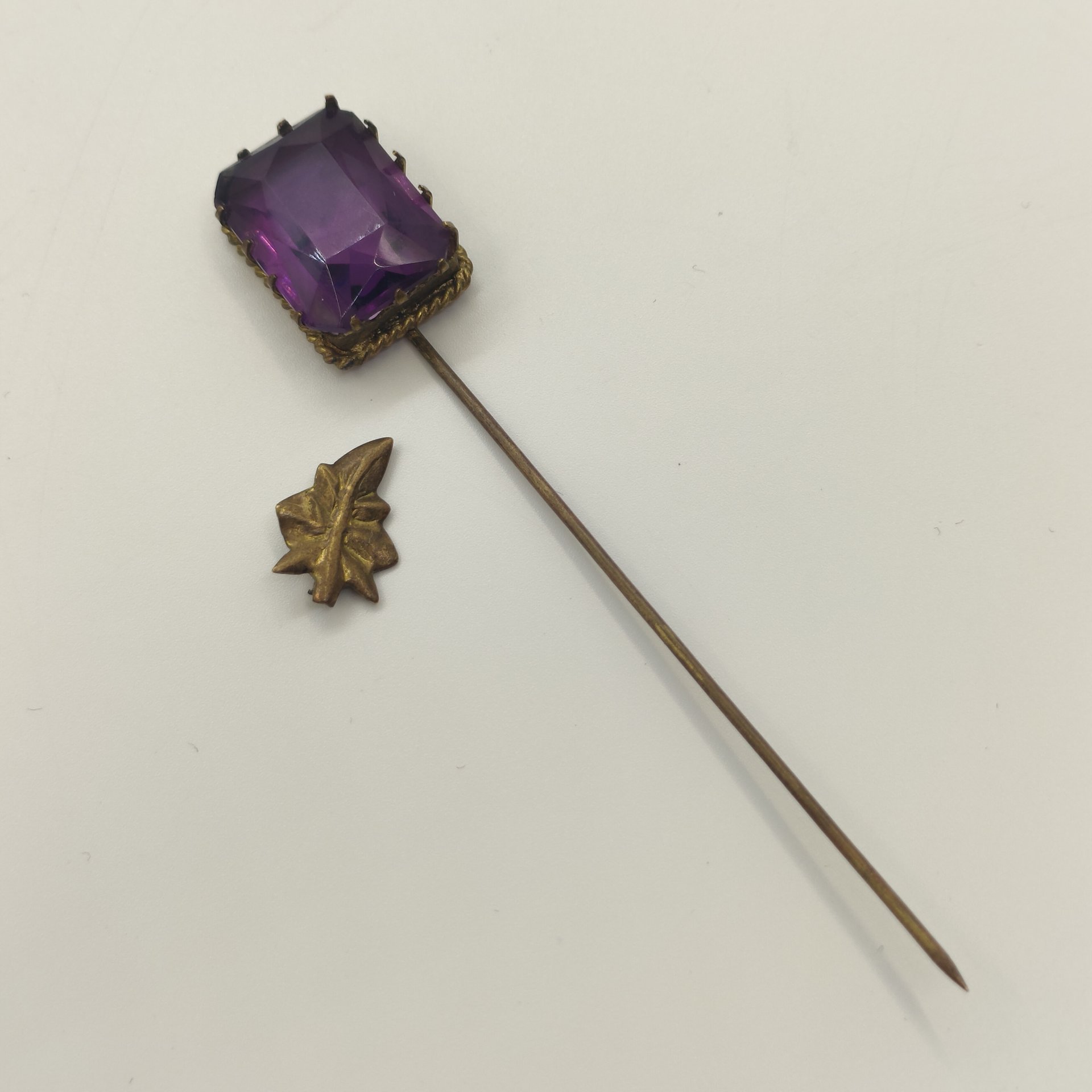 Булавка-брошь с прямоугольной вставкой фиолетового оттенка