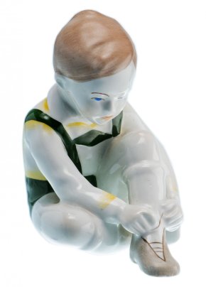 Статуэтка "Мальчик за примеркой", фарфор, роспись, мануфактура "Аquincum porcelain", Венгрия, 1970-1990 гг.